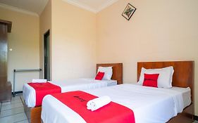 Reddoorz Plus Syariah At Lotus Hotel Bojonegoro